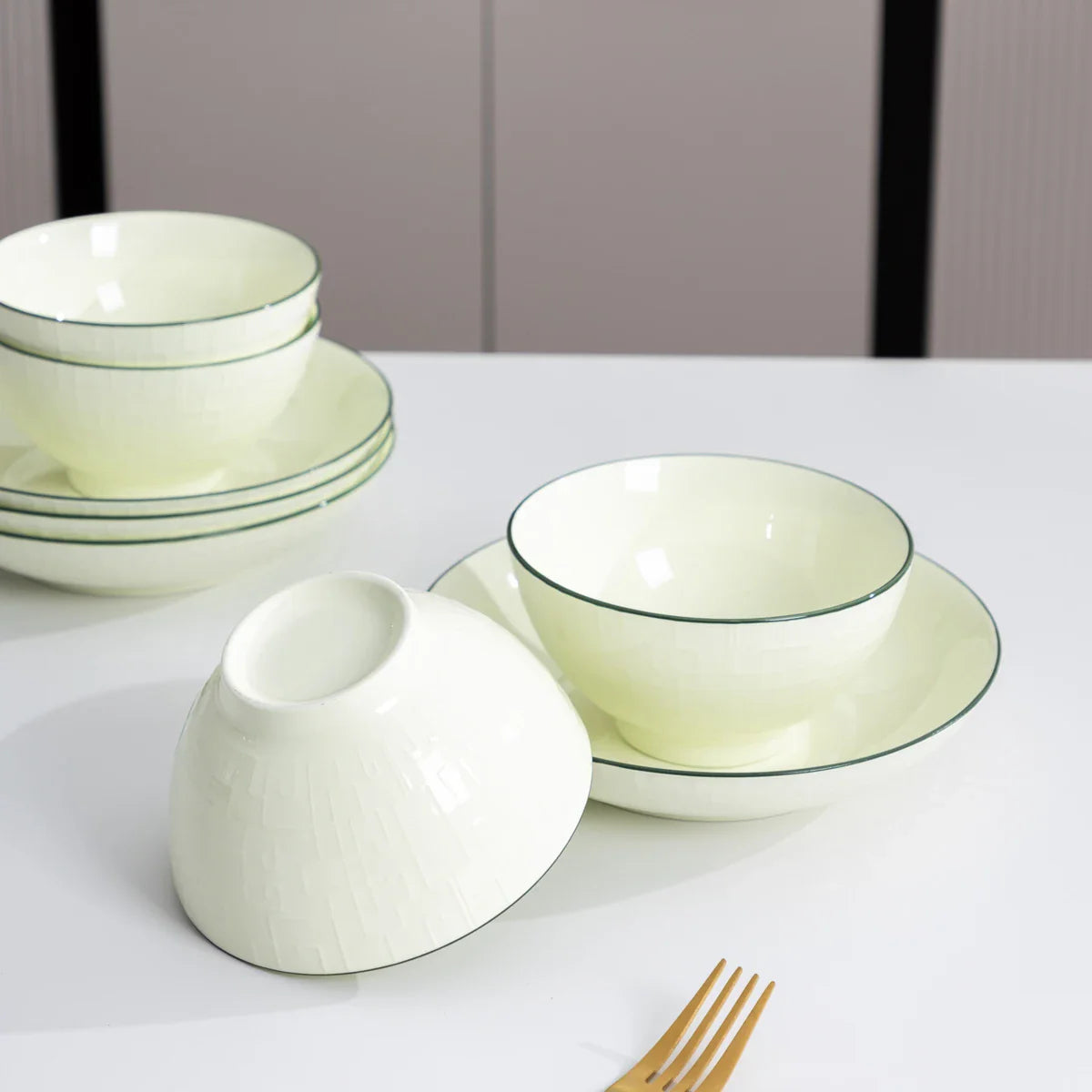 8-Piece Green Porcelain Dinnerware Set Premium Ceramic Bowls and Plates Luxury Tableware Suit for Home Dinners